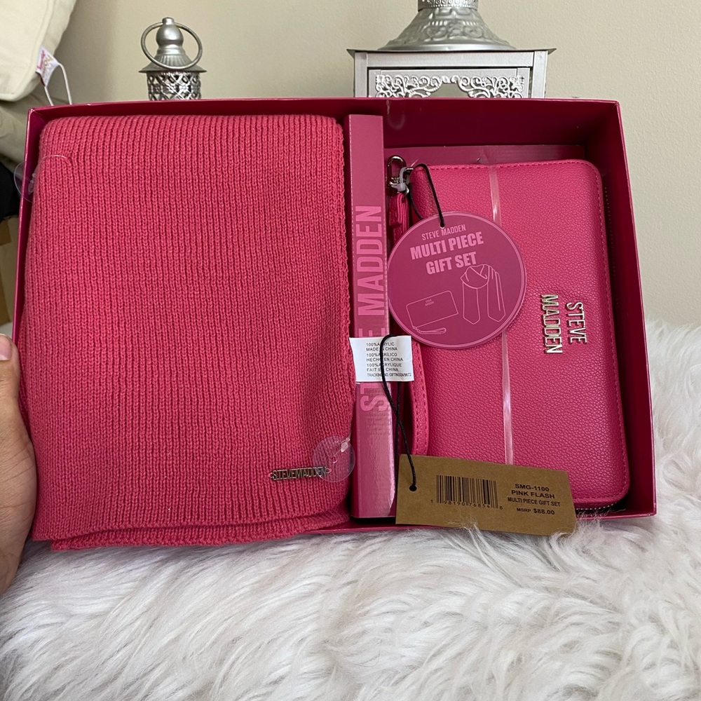STEVE MADDEN PINK FLASH ZIP AROUND WALLET & KNIT SCARF - Picture 4 of 9